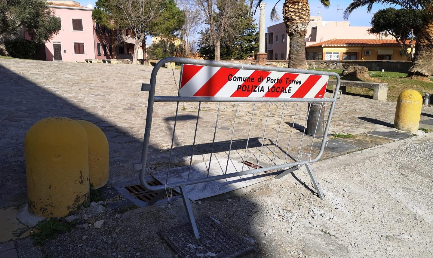 Piazza Martiri Turritani, operai al lavoro