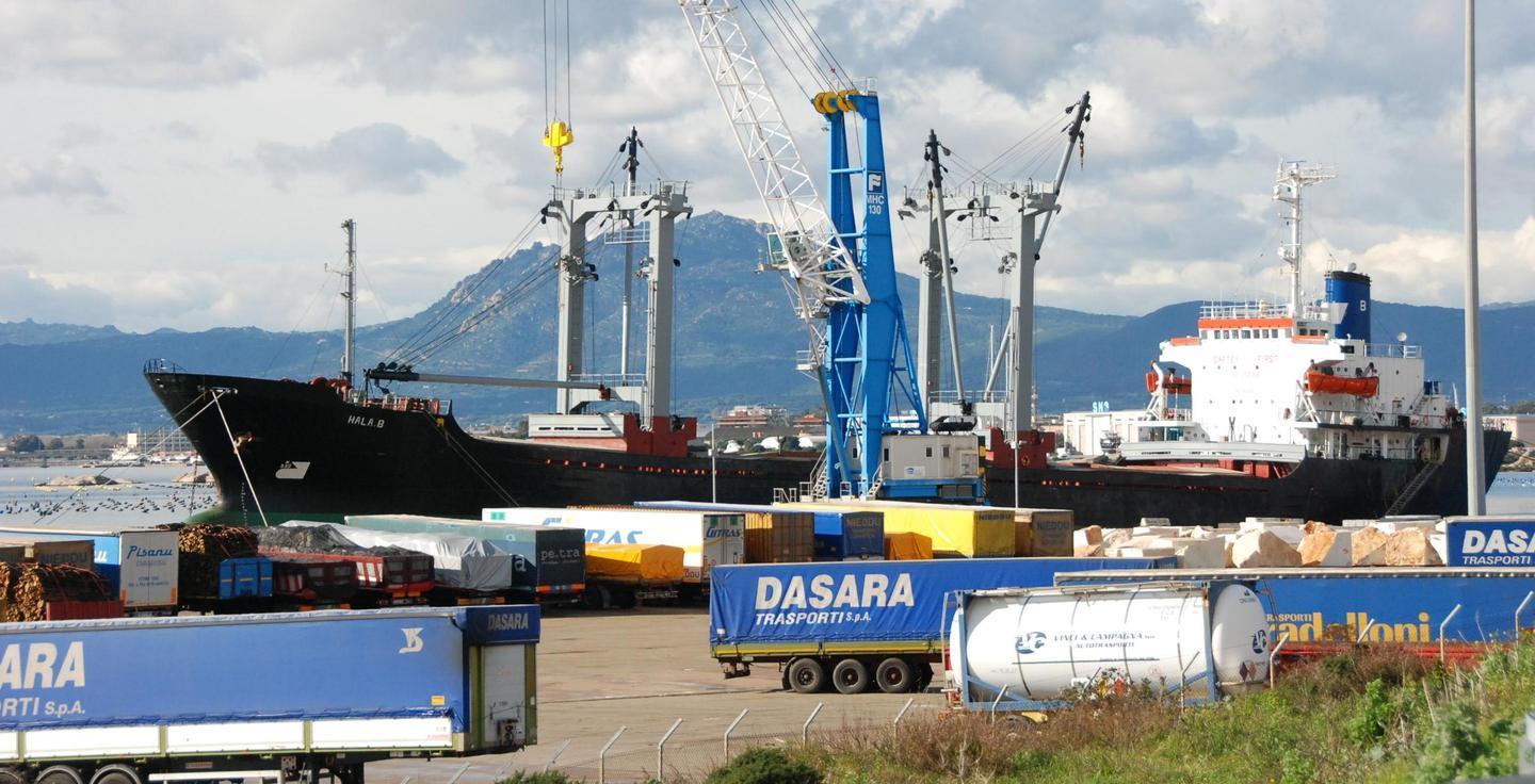 Deposito costiero di Gnl nel porto industriale 