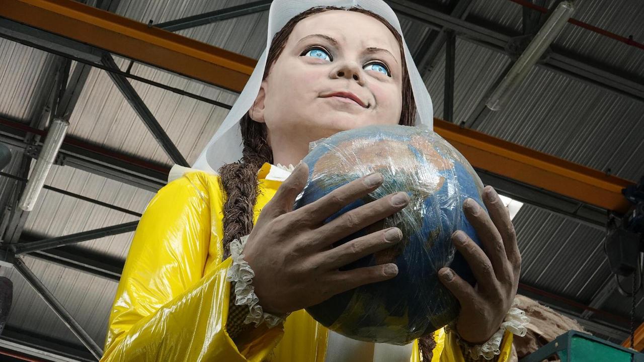 Il mascherone di Greta Thunberg ormai ultimato pronto a sfilare per l’edizione 2020 del Carnevale di Viareggio