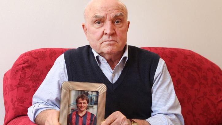 Morto il padre di Denis, la figlia Donata: «Pugnalato alla fine. Non ha visto la verità»