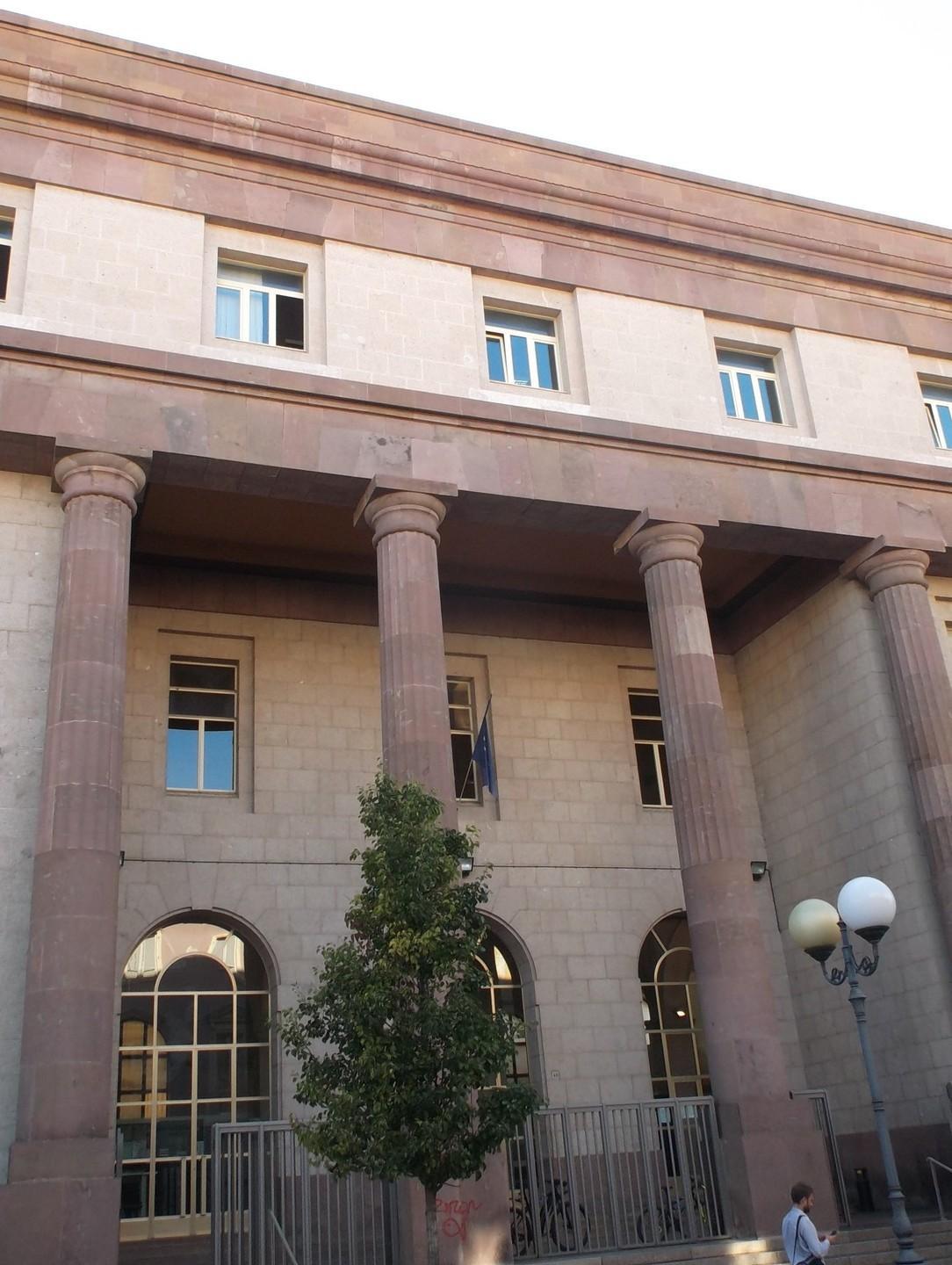 Alghero, aggredisce la ex e picchia anche gli amici 