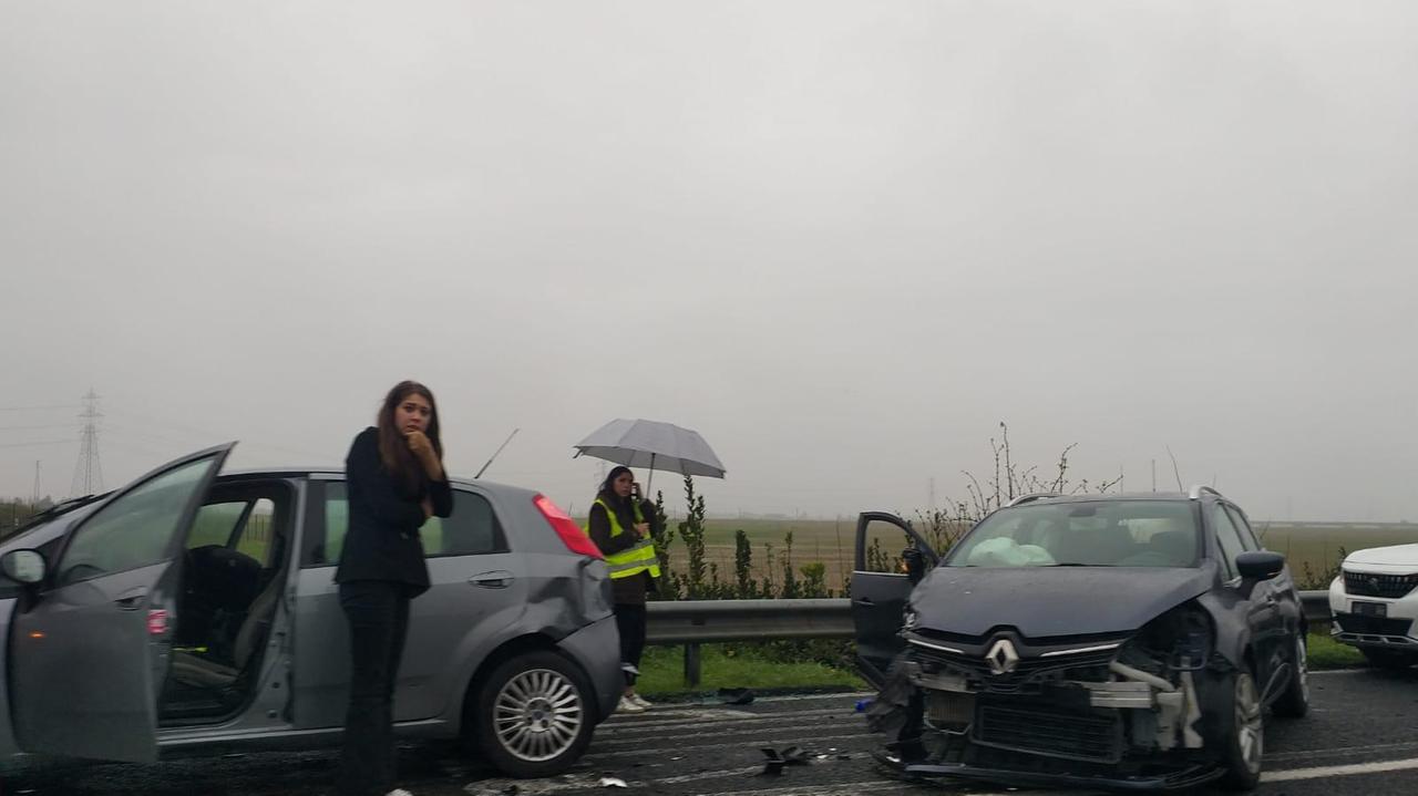 Due delle auto coinvolte ferme a bordo strada