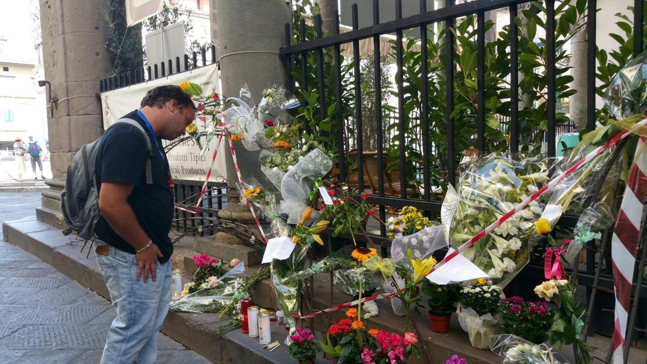 I fiori sul luogo dell'incidente mortale