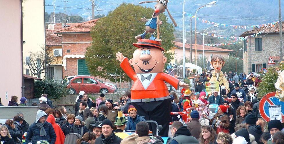 Carnevale a Veneri, tre sfilate con tante novità per divertirsi 