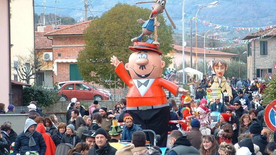 Carnevale a Veneri, tre sfilate con tante novità per divertirsi