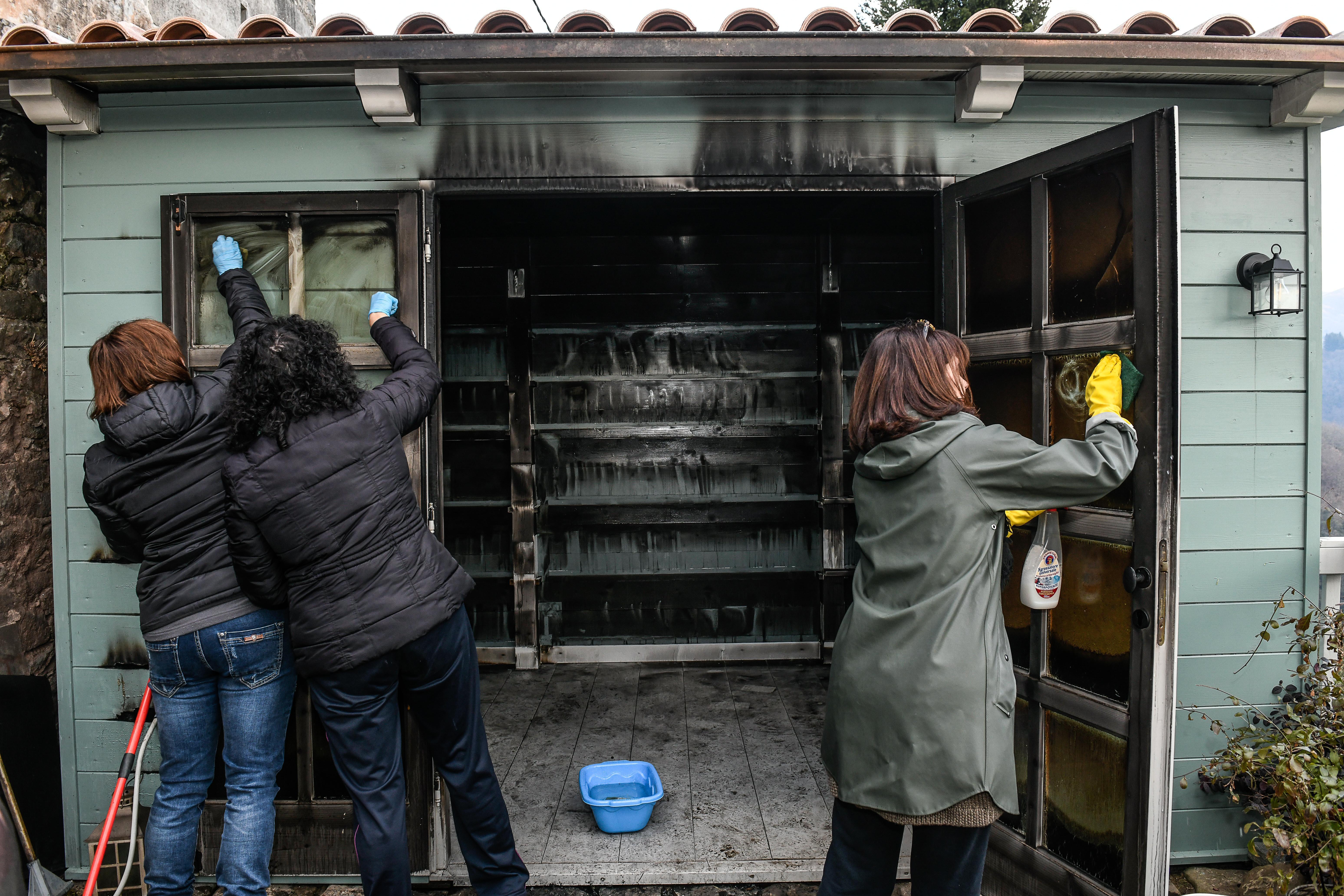 La piccola libreria di Lucignana distrutta (fotoservizio Sernacchioli)
