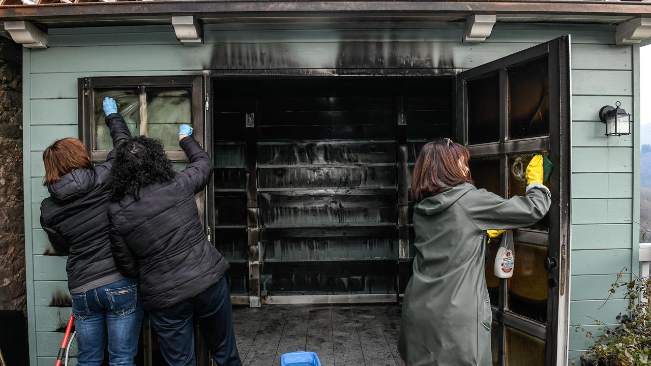 La piccola libreria di Lucignana distrutta (fotoservizio Sernacchioli)