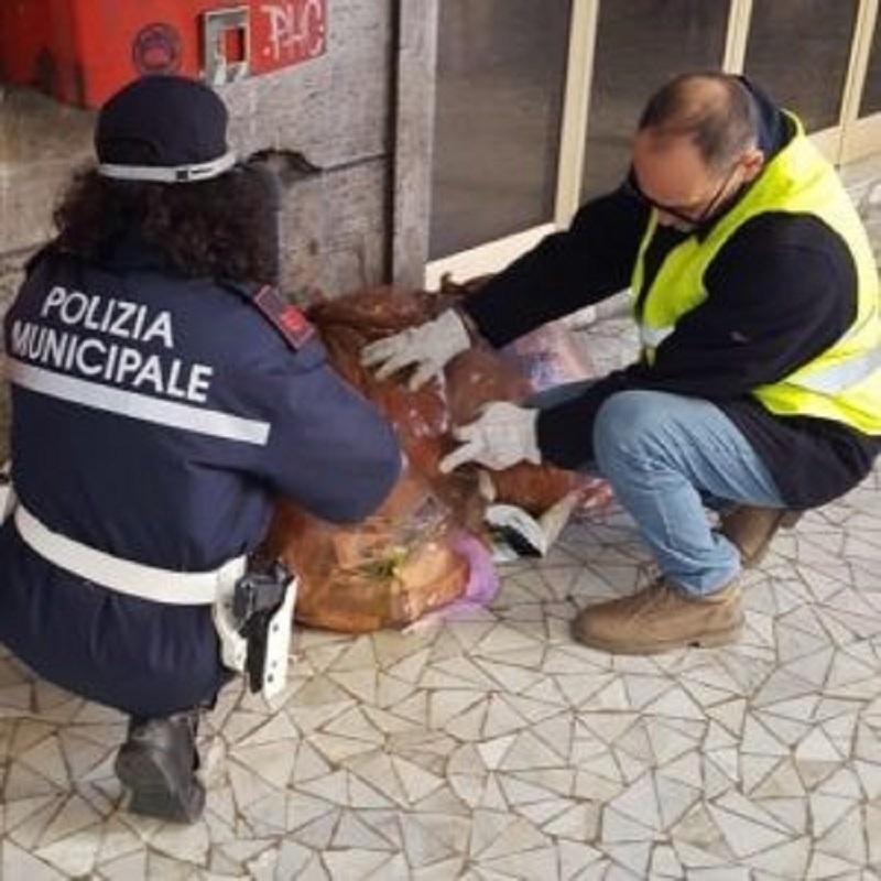 Non differenzia i rifiuti: 100 euro di multa in via Vittorio Veneto