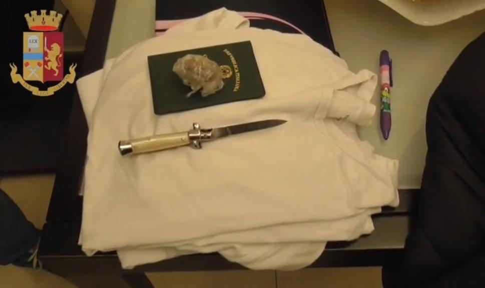 Il coltello utilizzato dall'aggressore individuato dagli agenti