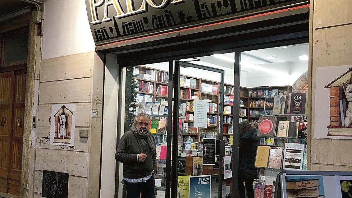 I titolari di una libreria: «Noi strozzati dal caro affitti, pagavamo 5.130 euro al mese»