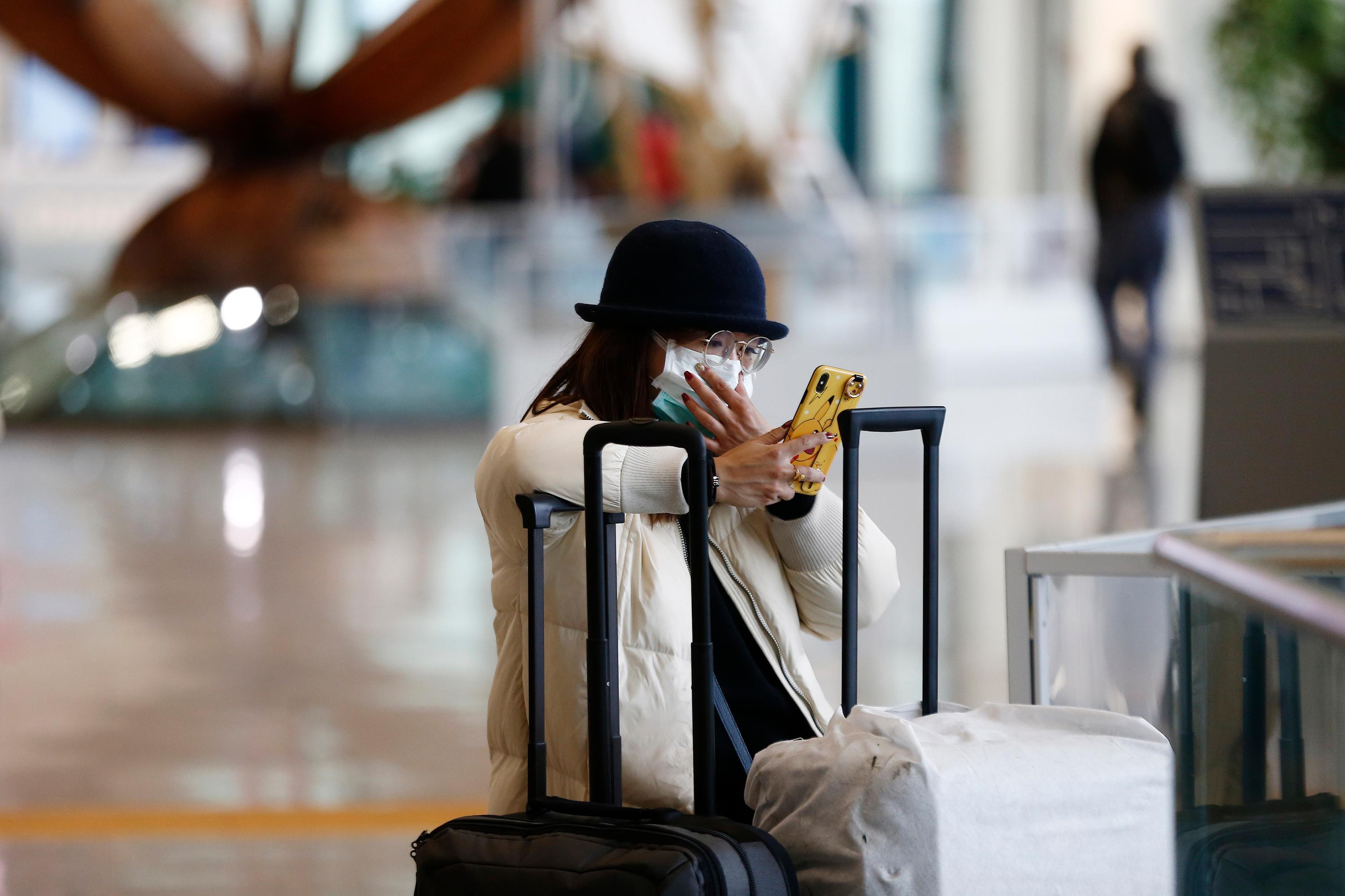 Una passeggera in aeroporto con la mascherina (foto archivio)