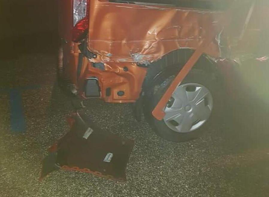 Il mezzo acquistato appena tre mesi fa e attrezzato per il trasporto delle carrozzine per disabili andato distrutto nell’incidente il cui responsabile, un camionista, si è dato alla fuga