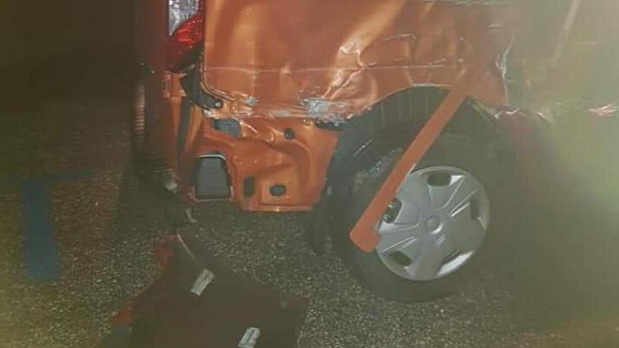 Il mezzo acquistato appena tre mesi fa e attrezzato per il trasporto delle carrozzine per disabili andato distrutto nell’incidente il cui responsabile, un camionista, si è dato alla fuga