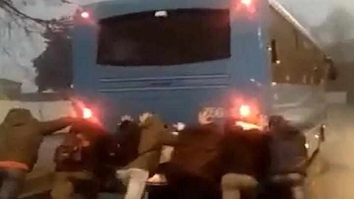 Nonantola, bus in panne: gli studenti lo spingono