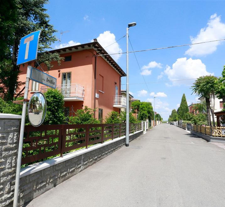 Modena, scende in casa dalla nonna e si trova davanti due ladri 