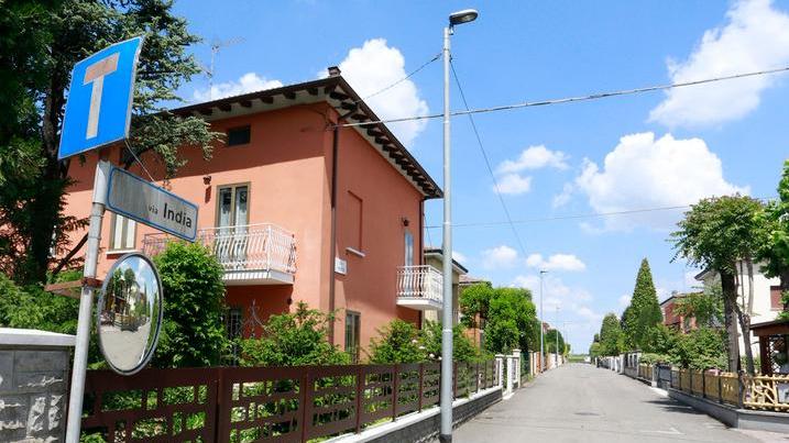 Modena, scende in casa dalla nonna e si trova davanti due ladri