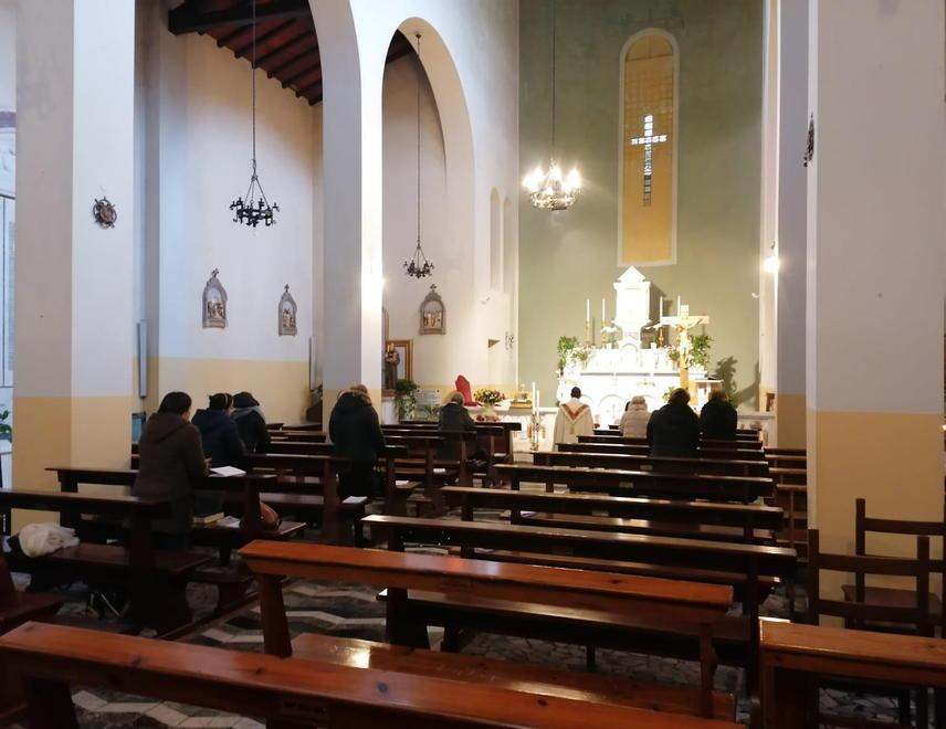 I religiosi tornano ad Aulla e subito celebrano la messa 