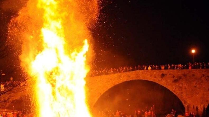 Si chiude la Disfida con il falò del rione di San Geminiano