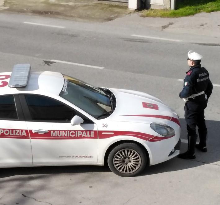 Né assicurazione, né revisione e pure senza patente dal 2015 