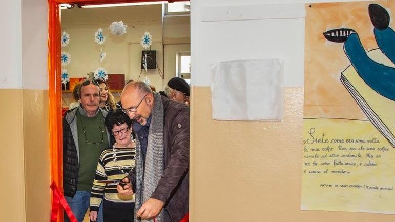 La piccola sala lettura della scuola di Carpani intitolata a Mara Verri