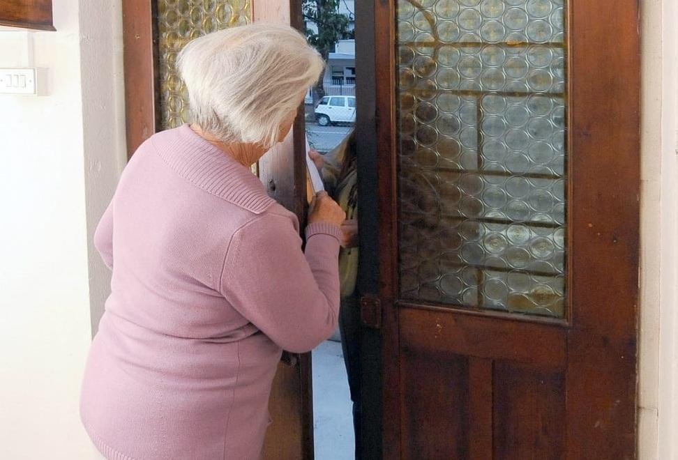 In azione due false assistenti sociali L’allarme sui social