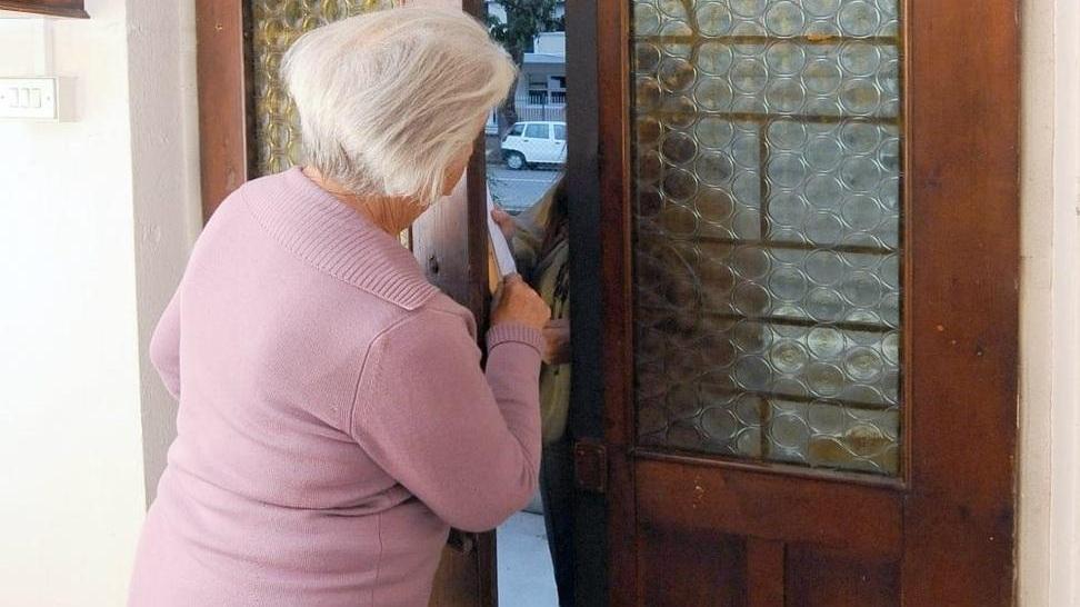 In azione due false assistenti sociali L’allarme sui social