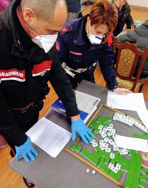 Allarme virus cinese Blitz dei carabinieri muniti di mascherine 