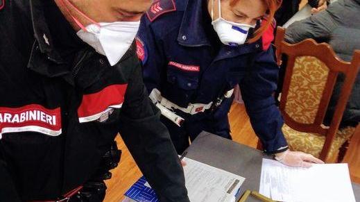 Allarme virus cinese Blitz dei carabinieri muniti di mascherine