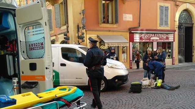 Pedone investito da un corriere