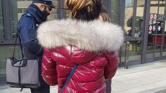 I clienti e un agente bloccano borseggiatrice