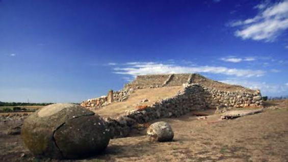 Il sito archeologico di Monte d'Accoddi, tra Sassari e Porto Torres
