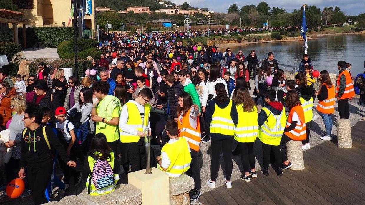 Marcia della pace a Cannigione con mille ragazzi e 300 genitori