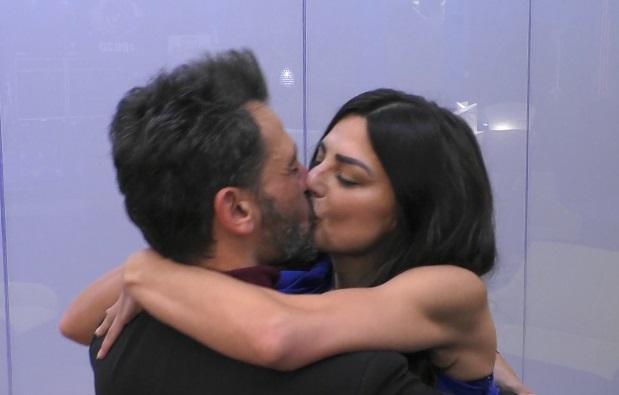 Pago e Serena si baciano durante il programma (frame dal sito Gf vip)