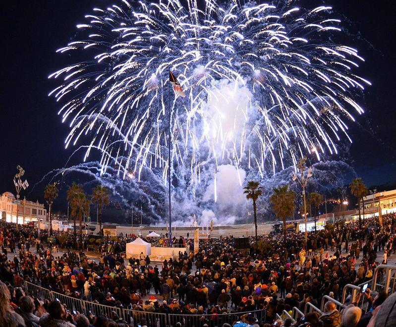 Carnevale di Viareggio al via con carri e fuochi d'artificio: "Sfilata anche in caso di pioggia"