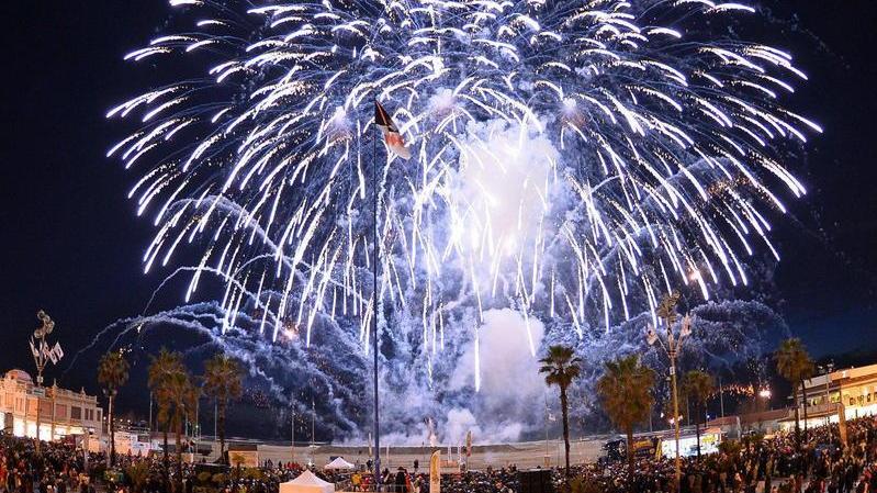 Carnevale di Viareggio al via con carri e fuochi d'artificio: "Sfilata anche in caso di pioggia"