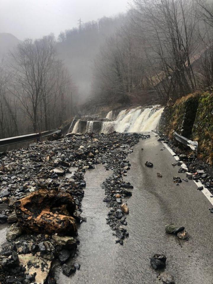 La frana sulla provinciale di Arni