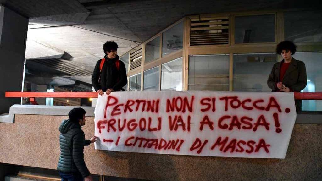 Post contro Sandro Pertini, le dimissioni non arrivano