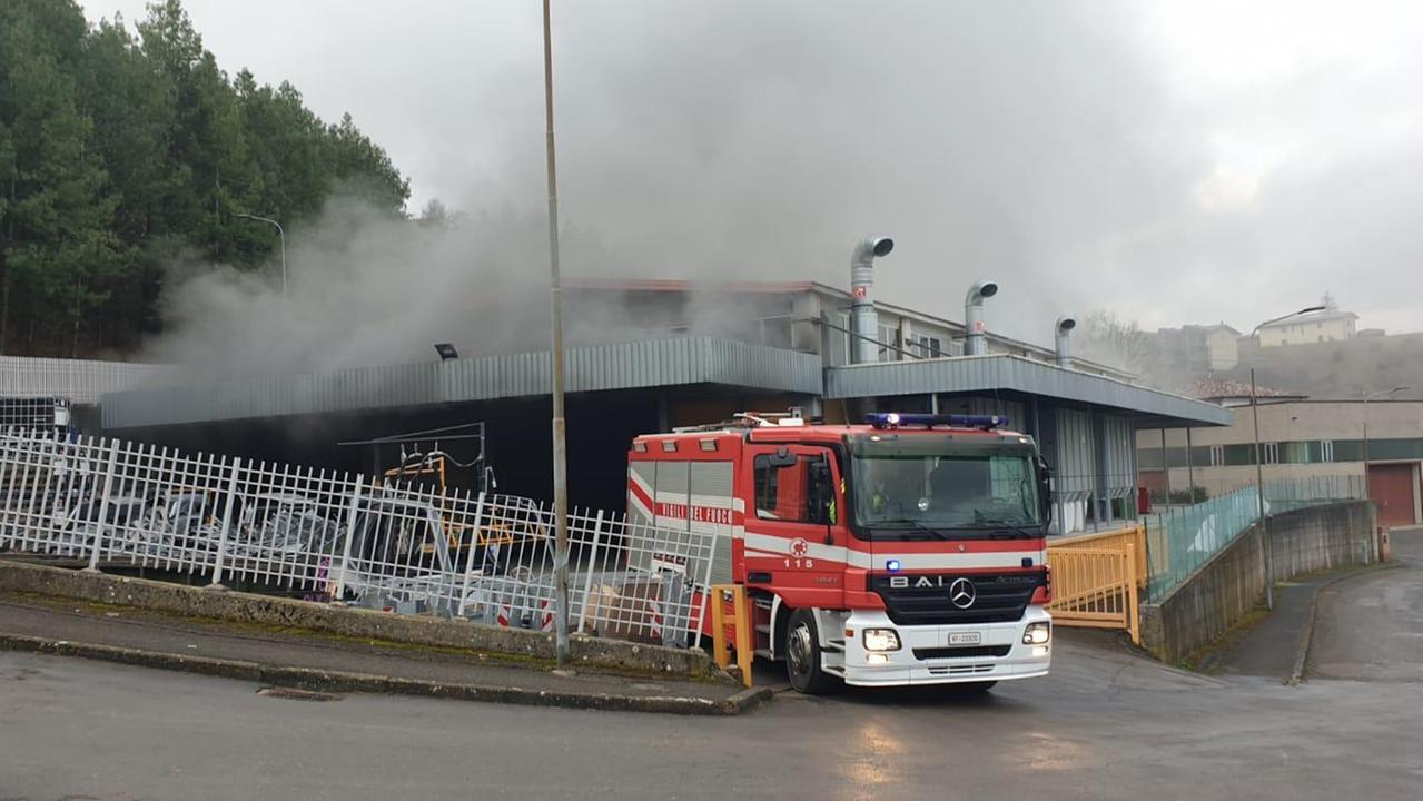 Incendio alla Faber, bruciano macchinari e vernici