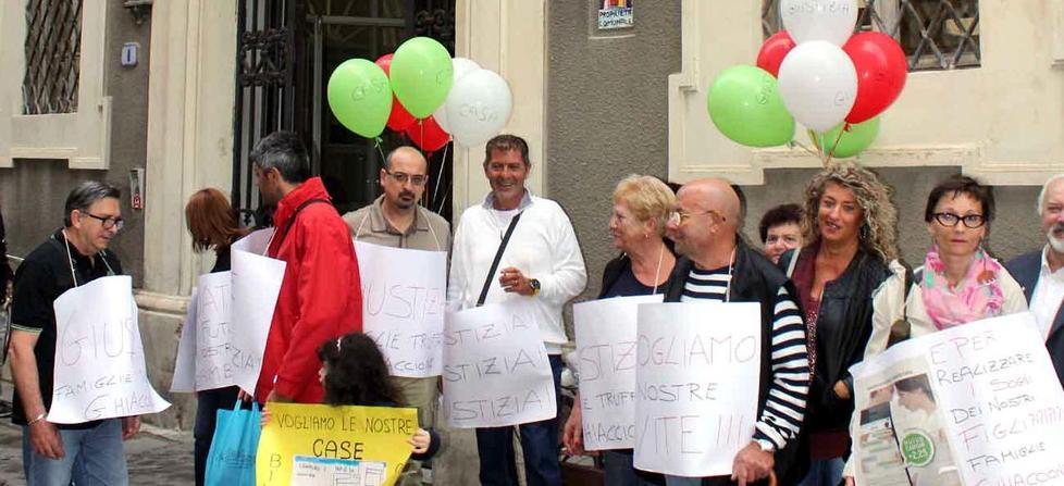 Alcune delle vittime del raggiro davanti al tribunale durante una manifestazione