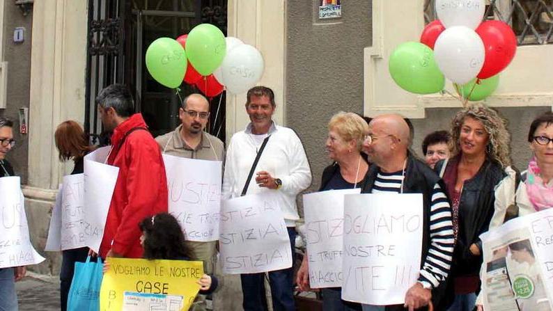 Alcune delle vittime del raggiro davanti al tribunale durante una manifestazione