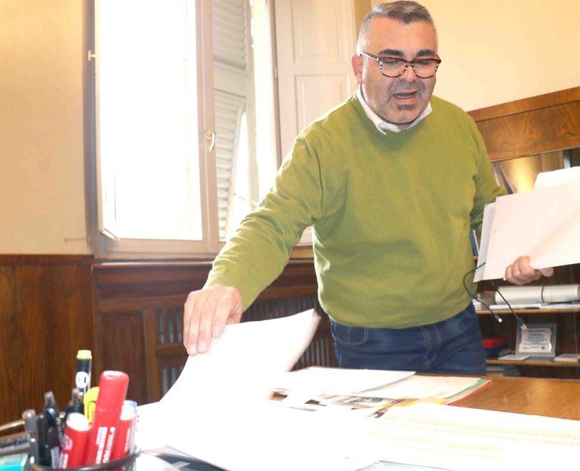 Ferrara e il caso Lodi, il Pd: lasci pass e casa. Ma il sindaco Fabbri lo difende 