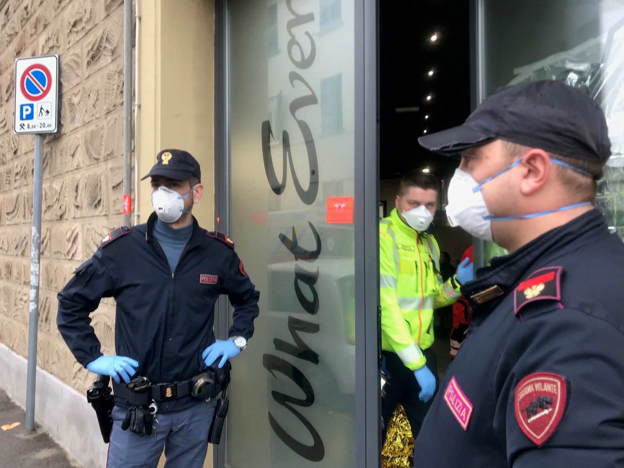 Polizia e medico del 118 con la mascherina durante l'intervento in via Becherini (Foto Batavia)