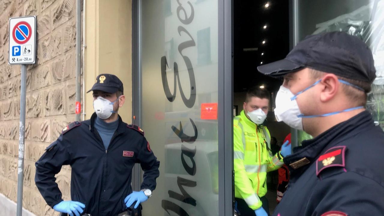 Polizia e medico del 118 con la mascherina durante l'intervento in via Becherini (Foto Batavia)