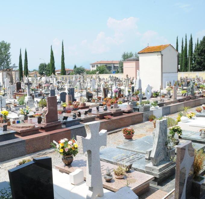Anziana rapinata al cimitero: «È stato un incubo» 