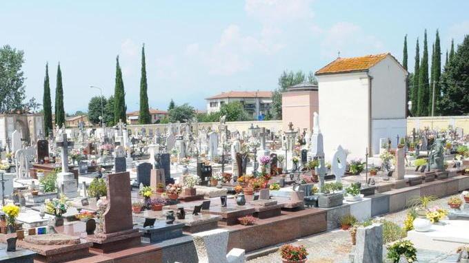 Anziana rapinata al cimitero: «È stato un incubo»