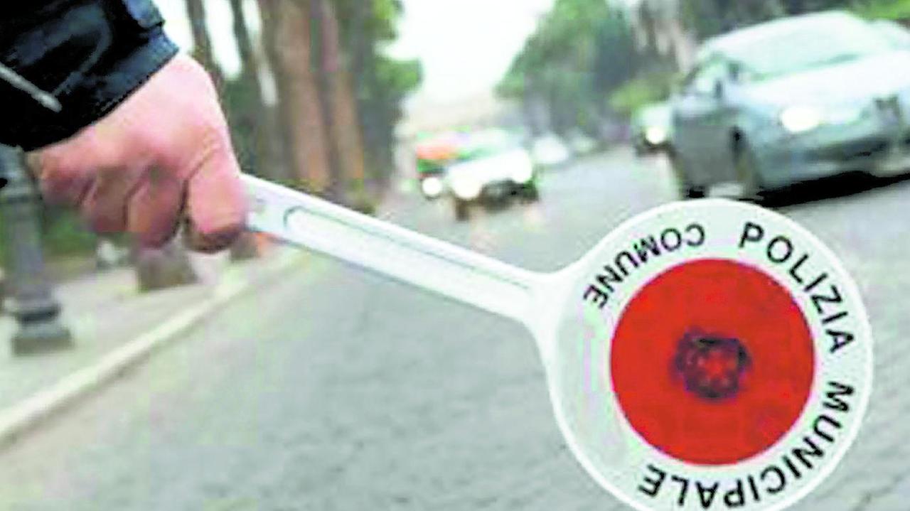 Cittadino insegue un ubriaco alla guida e sventa un dramma