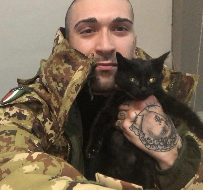 Mattia Duccini con il gattino "Inferno", salvato sul raccordo della Fi-Pi-Li