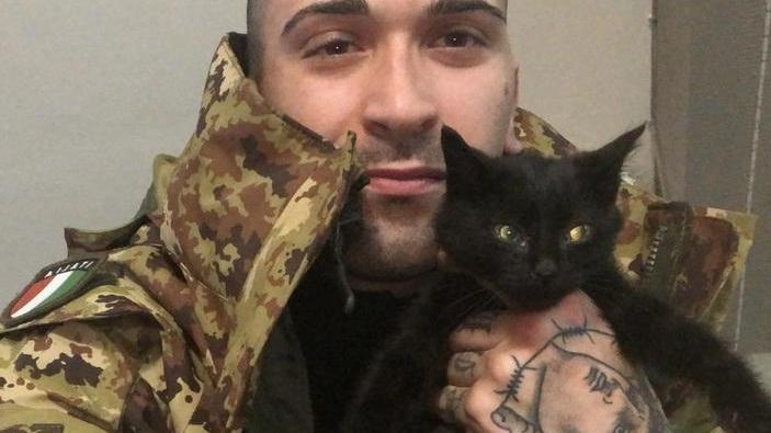 Mattia Duccini con il gattino "Inferno", salvato sul raccordo della Fi-Pi-Li