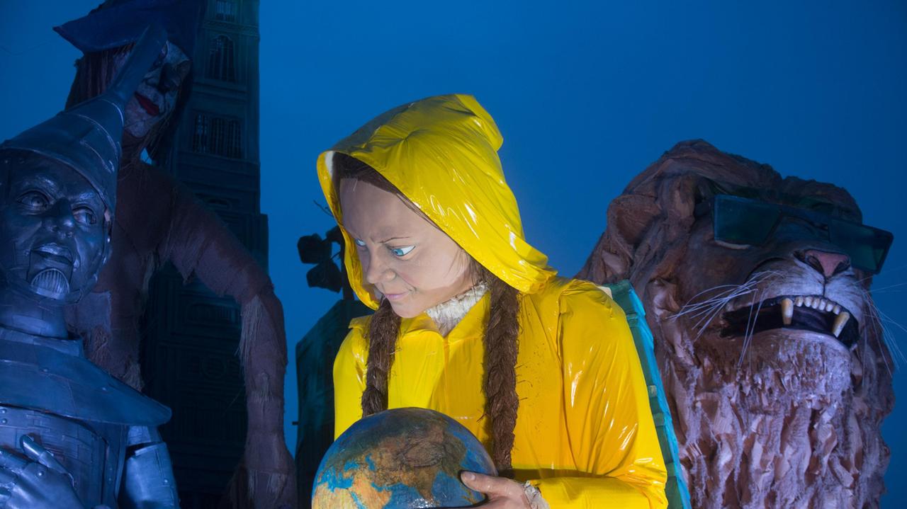 Il primo corso in notturna del Carnevale di Viareggio sfila sotto la pioggia