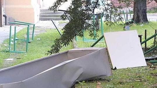 Gli arredi scolastici lanciati dalle finestre dai vandali al Pacinotti